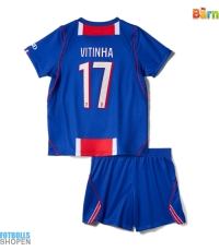 Billiga Paris Saint-Germain Vitinha #17 Hemmatröja Barn 2026-27 Kortärmad (+ Korta byxor)